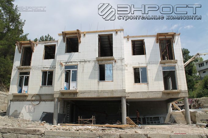 Строительство трехэтажных домов сблокированного типа, с применением стеклопластиковой арматуры "ROCKBAR" в фундаментах, стенах и плитах перекрытий, п. Шепси.